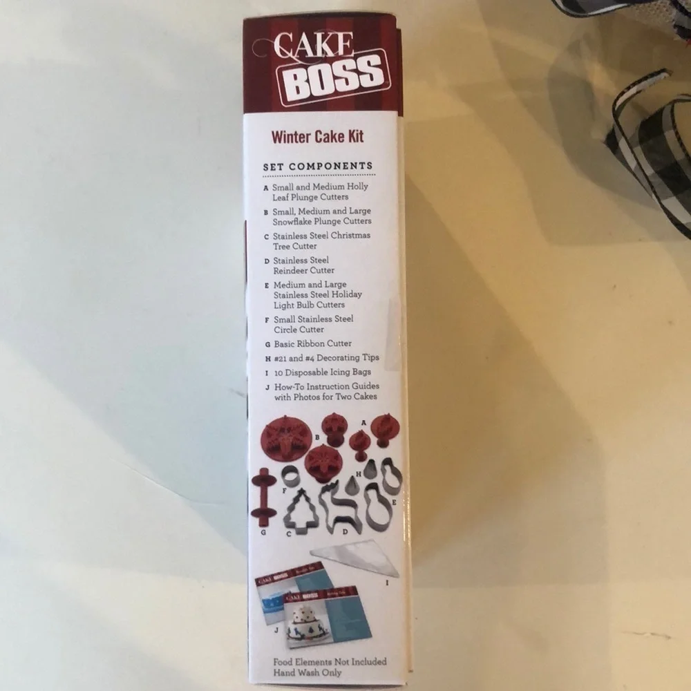 𝅺NWT Cake Boss Winter Cake Kit/ 25 Pieces